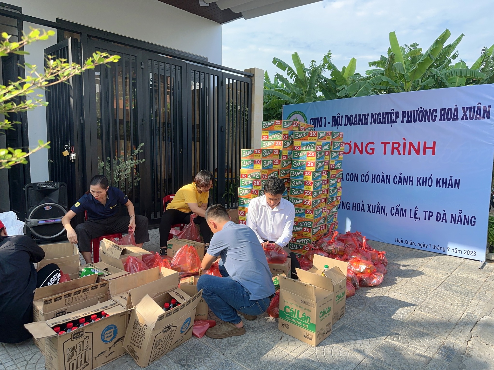 Hội Doanh Nghiệp Hòa Xuân tặng quà cho hộ nghèo trên địa bàn