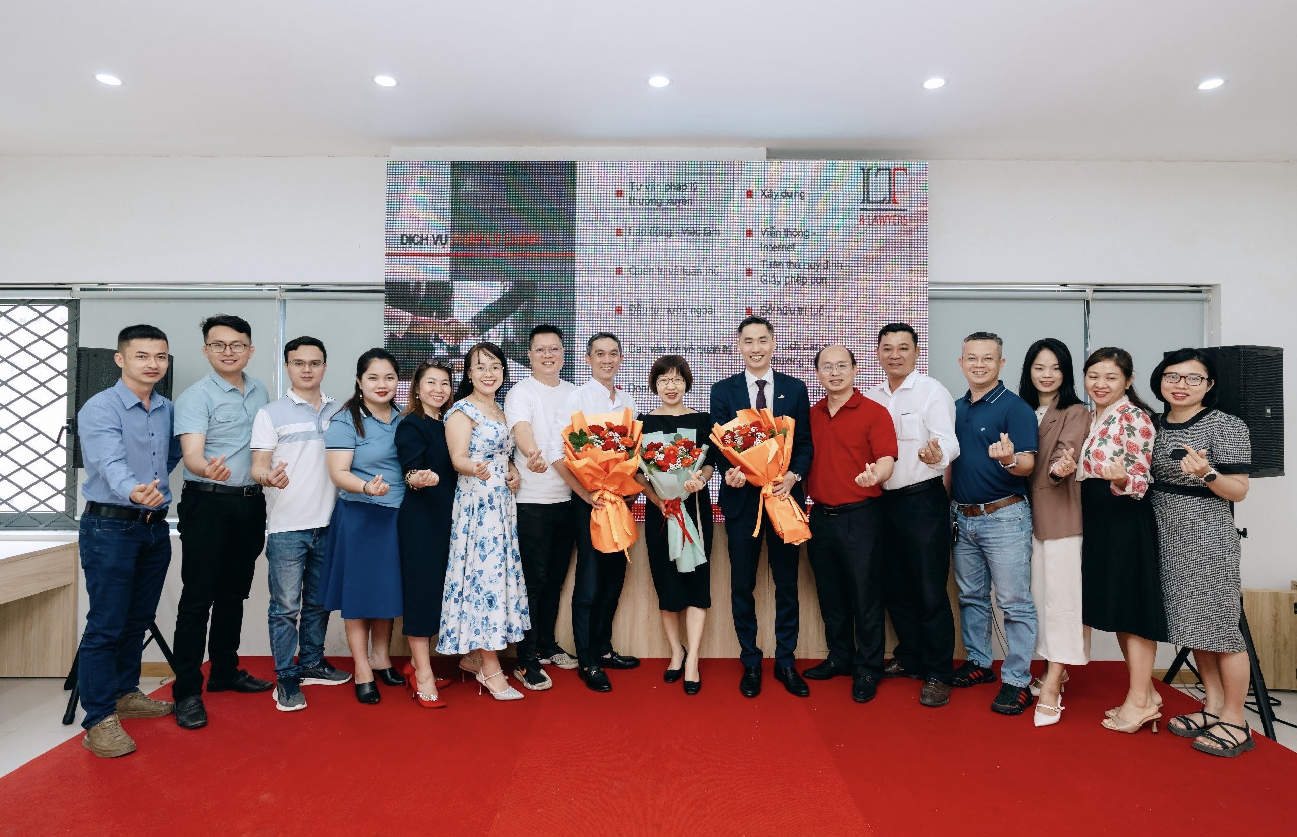 Đại diện Hội Doanh Nghiệp phường Hòa Xuân tặng hoa Diễn giả